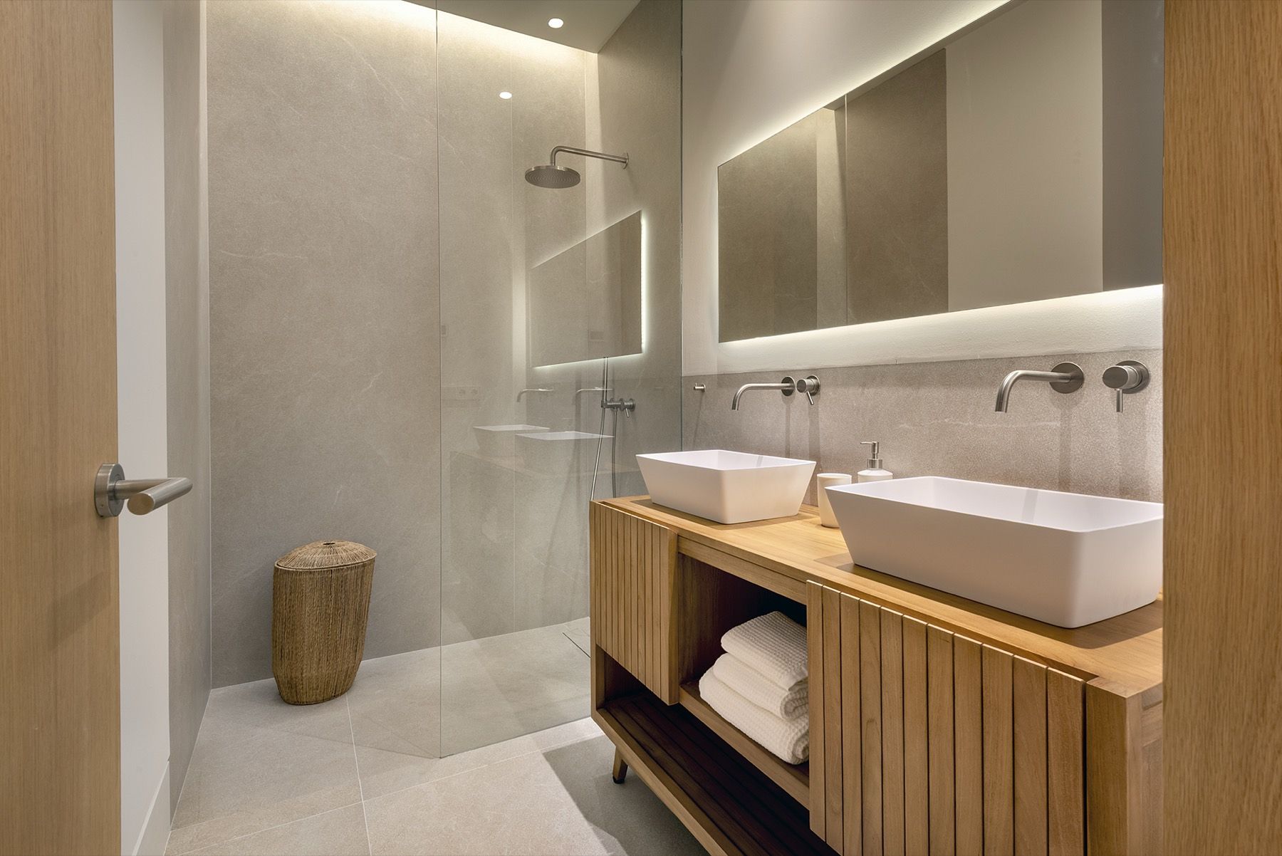 Bathroom with double washbasin